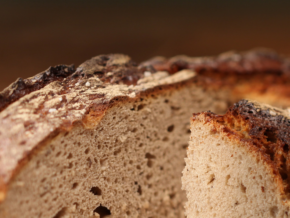 Frisch gebackenes Brot mit knuspriger Kruste