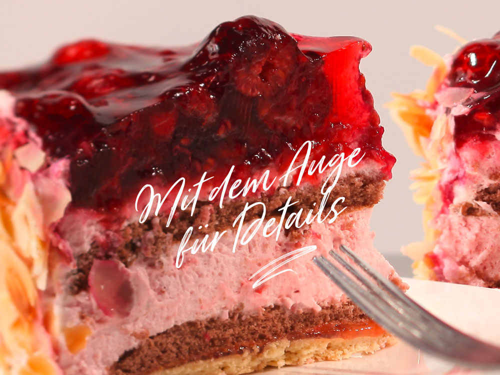 Konditor beim Verzieren feiner Backwaren